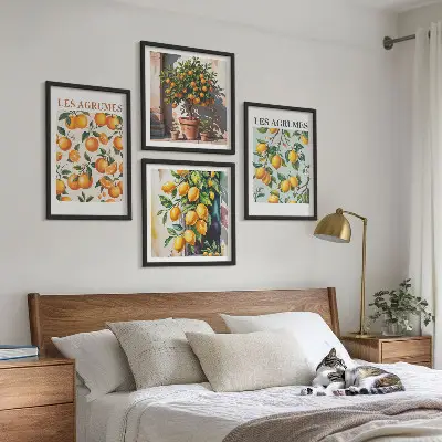 Billedvæg over sofa med frugtagtige citrusmønstre