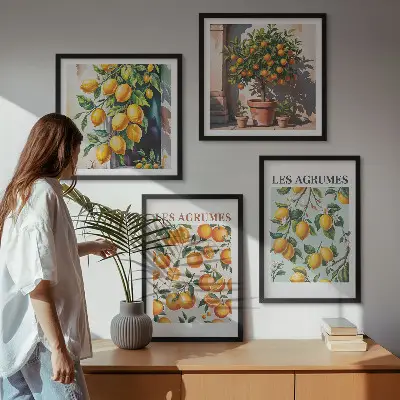 Billedvæg over sofa med frugtagtige citrusmønstre