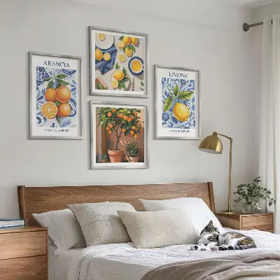 Illustrationer af citrusfrugter billedvæg over sofa