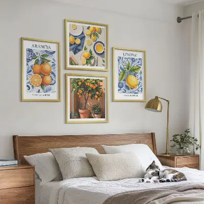 Illustrationer af citrusfrugter billedvæg over sofa