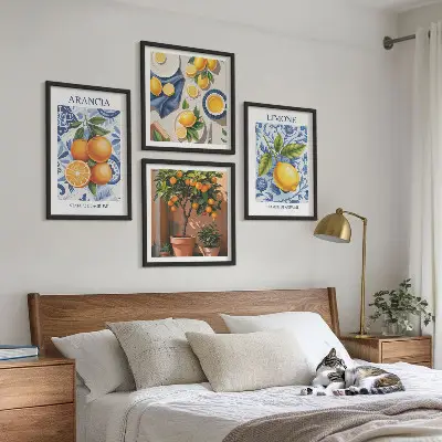 Illustrationer af citrusfrugter billedvæg over sofa