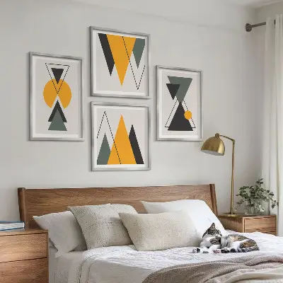 Billedvæg med abstrakte geometriske former til over sofaen