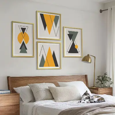 Billedvæg med abstrakte geometriske former til over sofaen