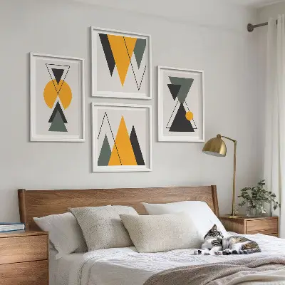 Billedvæg med abstrakte geometriske former til over sofaen