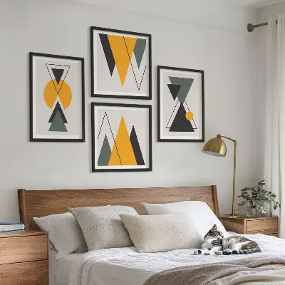 Billedvæg med abstrakte geometriske former til over sofaen