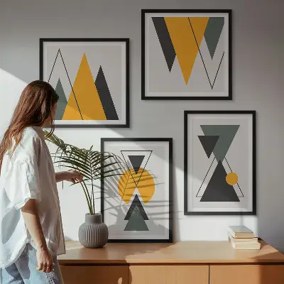 Billedvæg med abstrakte geometriske former til over sofaen