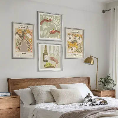 Billedvæg over sofa med blomstermønstre fra europæiske byer