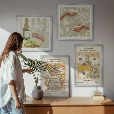 Billedvæg over sofa med blomstermønstre fra europæiske byer