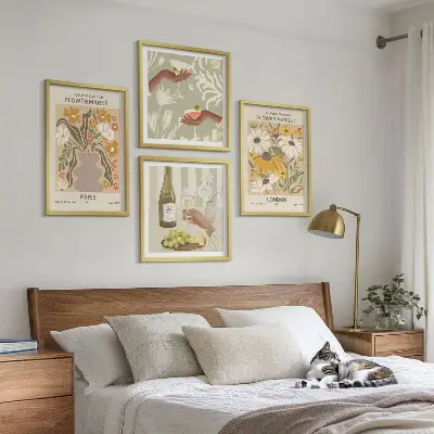 Billedvæg over sofa med blomstermønstre fra europæiske byer