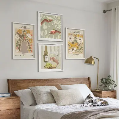 Billedvæg over sofa med blomstermønstre fra europæiske byer