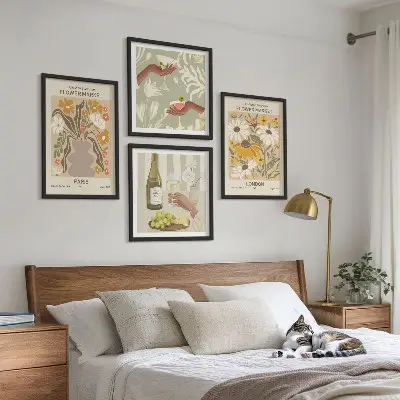 Billedvæg over sofa med blomstermønstre fra europæiske byer