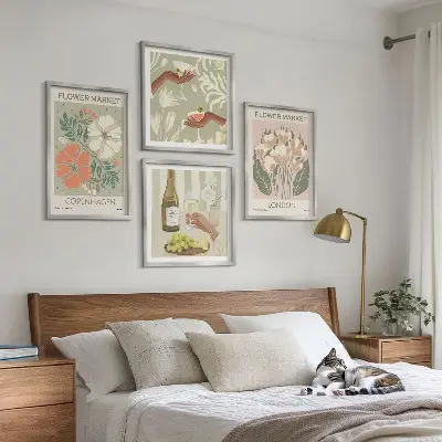 Blomsterplakat med vinby-motiv til væggen over sofaen