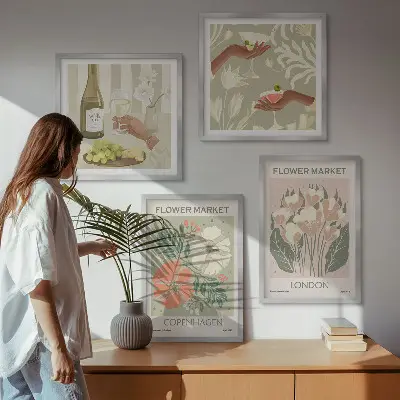 Blomsterplakat med vinby-motiv til væggen over sofaen