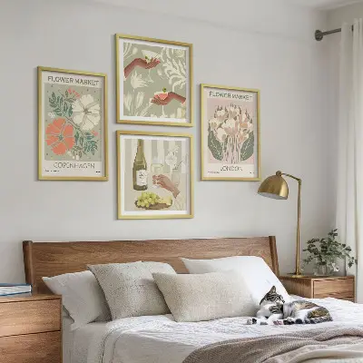 Blomsterplakat med vinby-motiv til væggen over sofaen