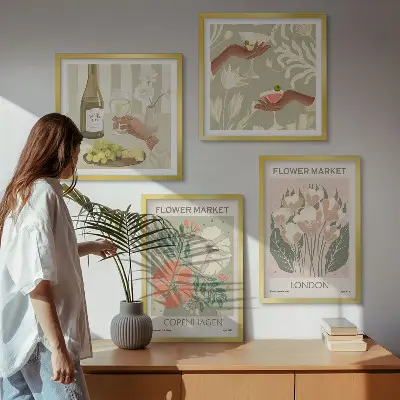 Blomsterplakat med vinby-motiv til væggen over sofaen