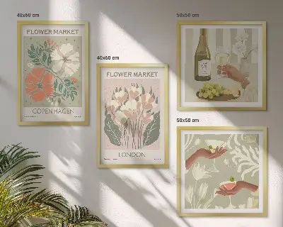 Blomsterplakat med vinby-motiv til væggen over sofaen