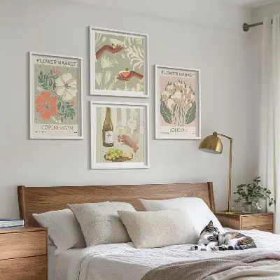 Blomsterplakat med vinby-motiv til væggen over sofaen