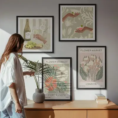 Blomsterplakat med vinby-motiv til væggen over sofaen