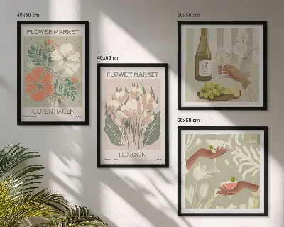 Blomsterplakat med vinby-motiv til væggen over sofaen