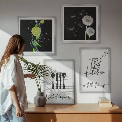 Billedvæg over sofa med mælkebøtter i lime og køkkeninskriptioner