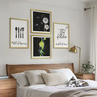 Billedvæg over sofa med mælkebøtter i lime og køkkeninskriptioner