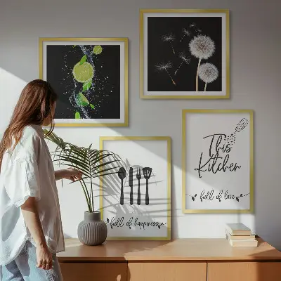 Billedvæg over sofa med mælkebøtter i lime og køkkeninskriptioner