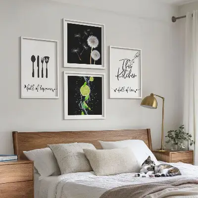 Billedvæg over sofa med mælkebøtter i lime og køkkeninskriptioner