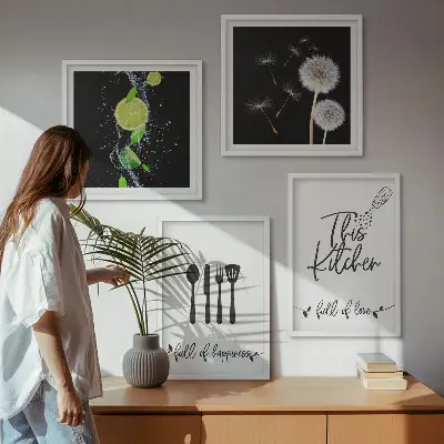Billedvæg over sofa med mælkebøtter i lime og køkkeninskriptioner