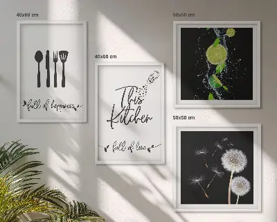 Billedvæg over sofa med mælkebøtter i lime og køkkeninskriptioner