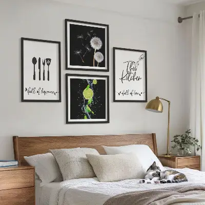 Billedvæg over sofa med mælkebøtter i lime og køkkeninskriptioner