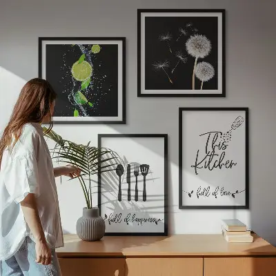 Billedvæg over sofa med mælkebøtter i lime og køkkeninskriptioner