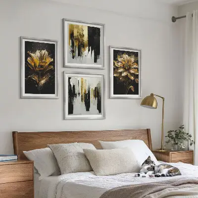 Billedvæg over sofa med stilfulde moderne blomstermotiver