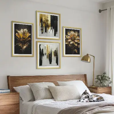 Billedvæg over sofa med stilfulde moderne blomstermotiver