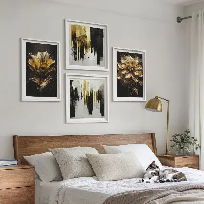 Billedvæg over sofa med stilfulde moderne blomstermotiver