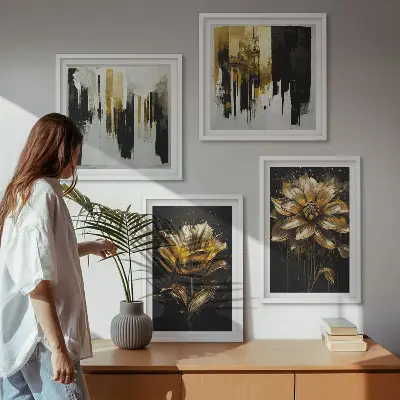 Billedvæg over sofa med stilfulde moderne blomstermotiver