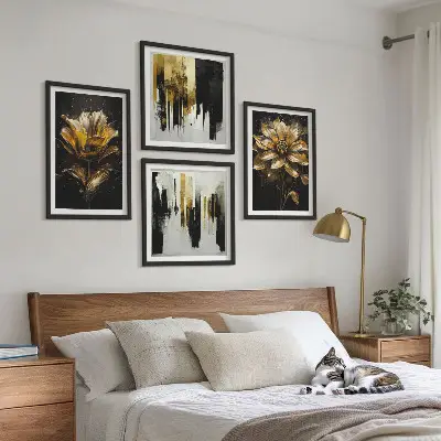 Billedvæg over sofa med stilfulde moderne blomstermotiver