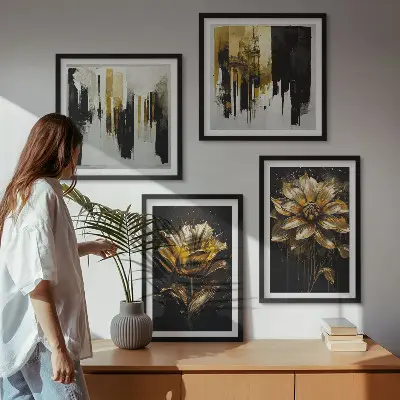 Billedvæg over sofa med stilfulde moderne blomstermotiver