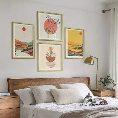 Billedvæg over sofa med farverige japandi-inspirerede bjergmotiver