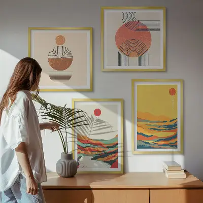 Billedvæg over sofa med farverige japandi-inspirerede bjergmotiver