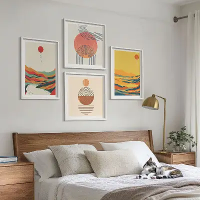Billedvæg over sofa med farverige japandi-inspirerede bjergmotiver