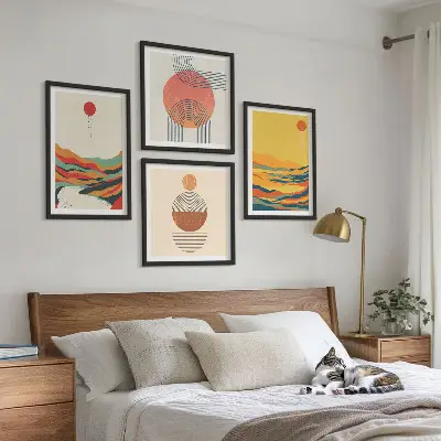 Billedvæg over sofa med farverige japandi-inspirerede bjergmotiver