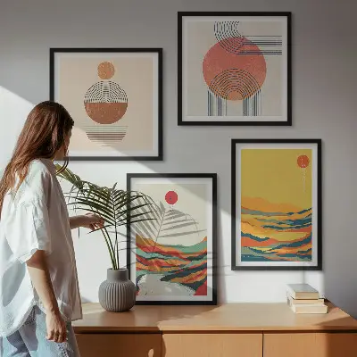 Billedvæg over sofa med farverige japandi-inspirerede bjergmotiver
