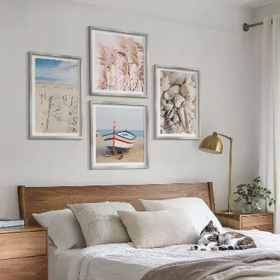 Billedvæg over sofa med strand, båd, skaller og boho-græs