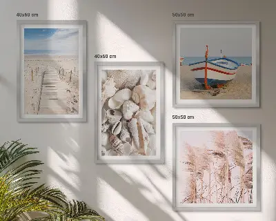 Billedvæg over sofa med strand, båd, skaller og boho-græs