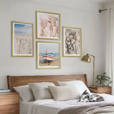 Billedvæg over sofa med strand, båd, skaller og boho-græs