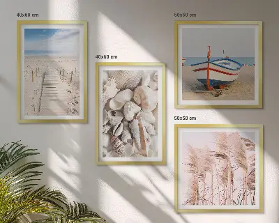 Billedvæg over sofa med strand, båd, skaller og boho-græs