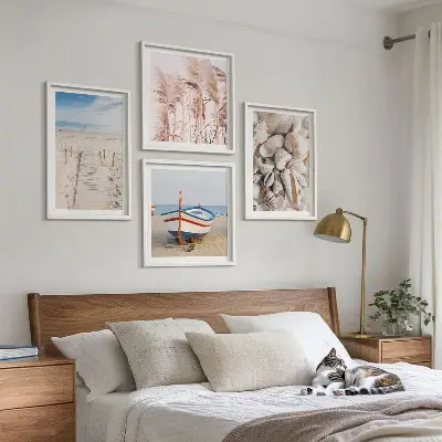 Billedvæg over sofa med strand, båd, skaller og boho-græs