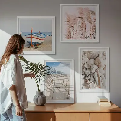 Billedvæg over sofa med strand, båd, skaller og boho-græs