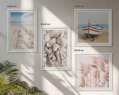 Billedvæg over sofa med strand, båd, skaller og boho-græs