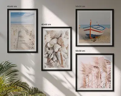 Billedvæg over sofa med strand, båd, skaller og boho-græs
